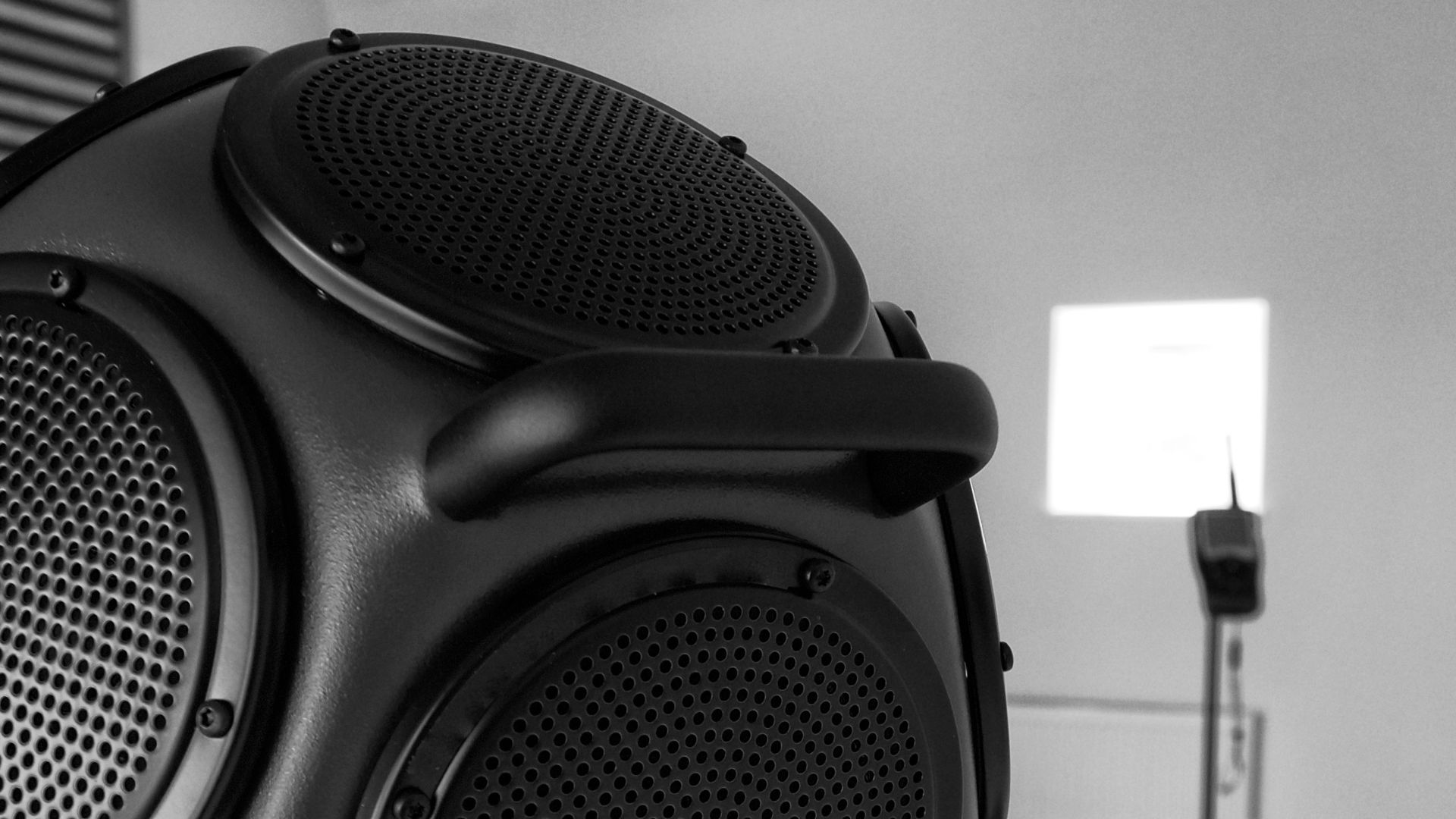 Målinger af lydforhold udføres af Ballinger Acoustics med klasse 1 udstyr, der er kalibreret og rettidigt kontrolleret hos godkendte prøvningsinstitutter. Vi råder over det nødvendige kendskab, ekspertise og udstyr til at kunne udføre mange forskellige målingstyper. Ballinger Acoustics laver bygningsakustiske målinger af luftlydisolation, facadeisolation, trinlydniveau, baggrundstøj, støj fra tekniske installationer og vibrationer i henhold til SBi-anvisning 217 og DS/ISO 16283-serien, DS/ISO 18233 og DS/ISO 15186-2. Vi udfører rumakustiske målinger af efterklangstid samt alle andre parametre i henhold til ISO 3382-serien. Desuden udfører vi målinger af taletydelighed STI og afstandsdæmpning DL2/DLf. Målinger af kilder som maskiner, tekniske installationer og andet udstyr udføres i henhold til bl.a. DS/ISO 3741-3746, DS/ISO 11200-11204 og DS/ISO 16032. For målinger under vanskelige vilkår - f.eks. i forbindelse med høj baggrundsstøj eller svære adgangsforhold - anvendes særlige teknikker. Måling af ekstern støj udføres i henhold til DS/ISO 1996-2. Arbejdsmiljømæssige vurderinger i forhold til akustik, støj- og vibrationer, herunder rådgivning i forbindelse med AT-påbud, udføres også. Målekontrol af PA- og konferencesystemer, blandt andet måling af STI-PA i henhold til DS/EN 60268-16, samt målinger af absorptionskoefficienter for diverse typer absorbenter i henhold til DS/EN ISO 10534, udføres ligeledes.
